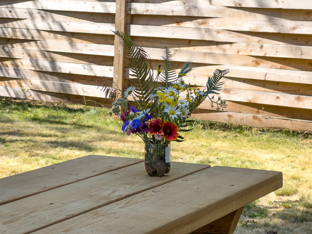 Wir bekommen weitere schöne Blümchen für unseren Blumenstrauss aus Marks Garten