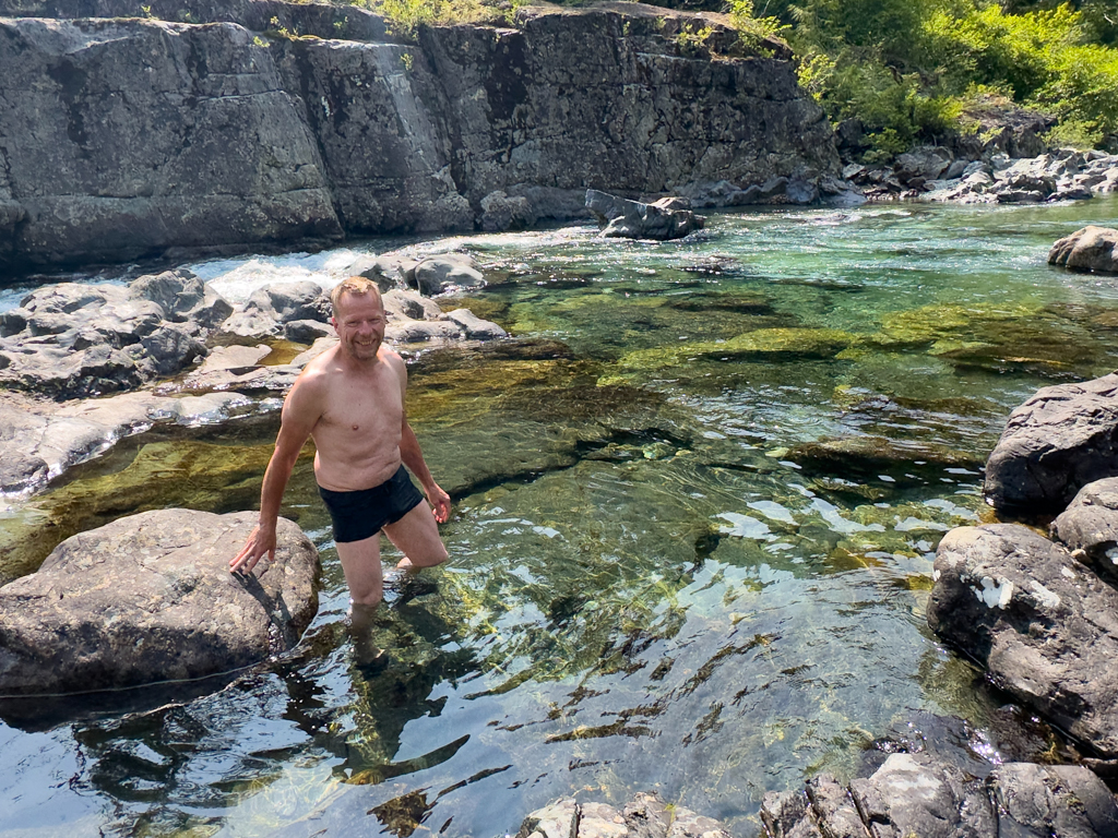 Jo macht sich bereit für ein Bad im eiskalten Kennedy River