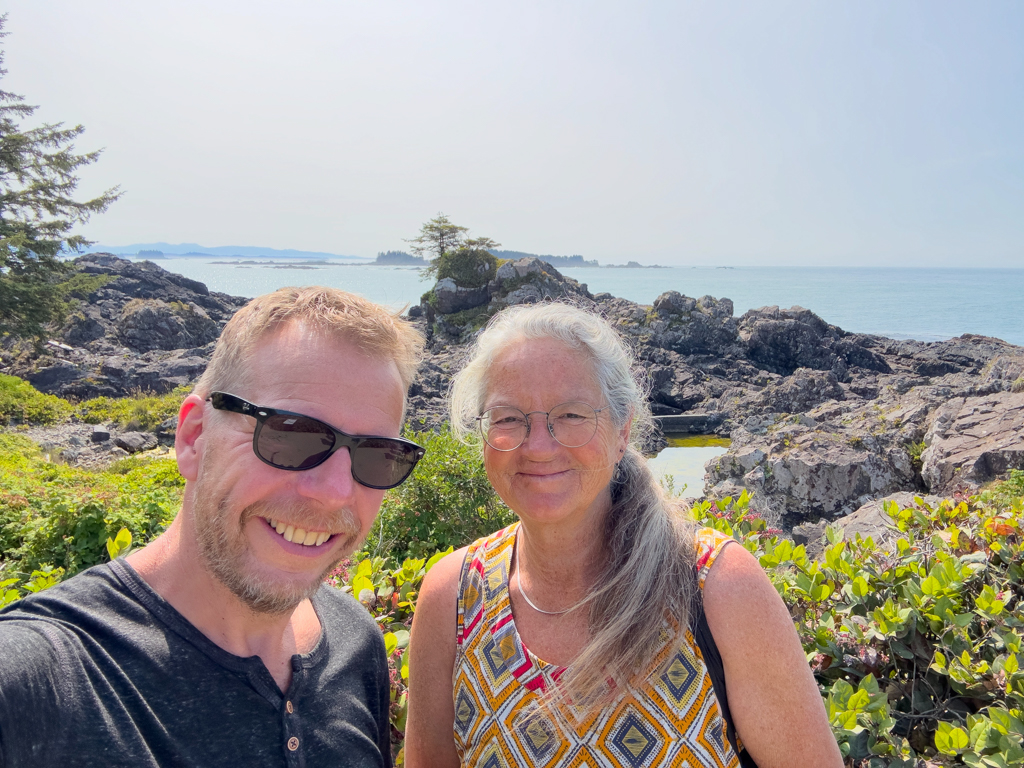 JoMa Selfie an der äussersten Spitze von Ucluelet