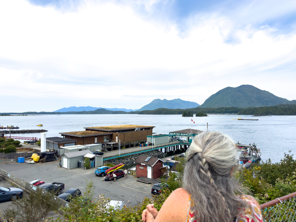 Ma am Aussichtspunkt über dem Hafengelände in Tofino