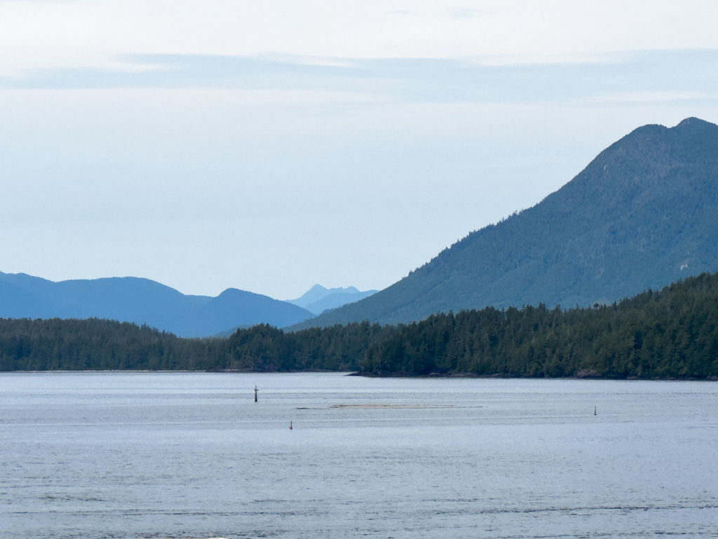 Ausblick von Tofino auf die Inseln und die Küste im Westen von Vancouver Island