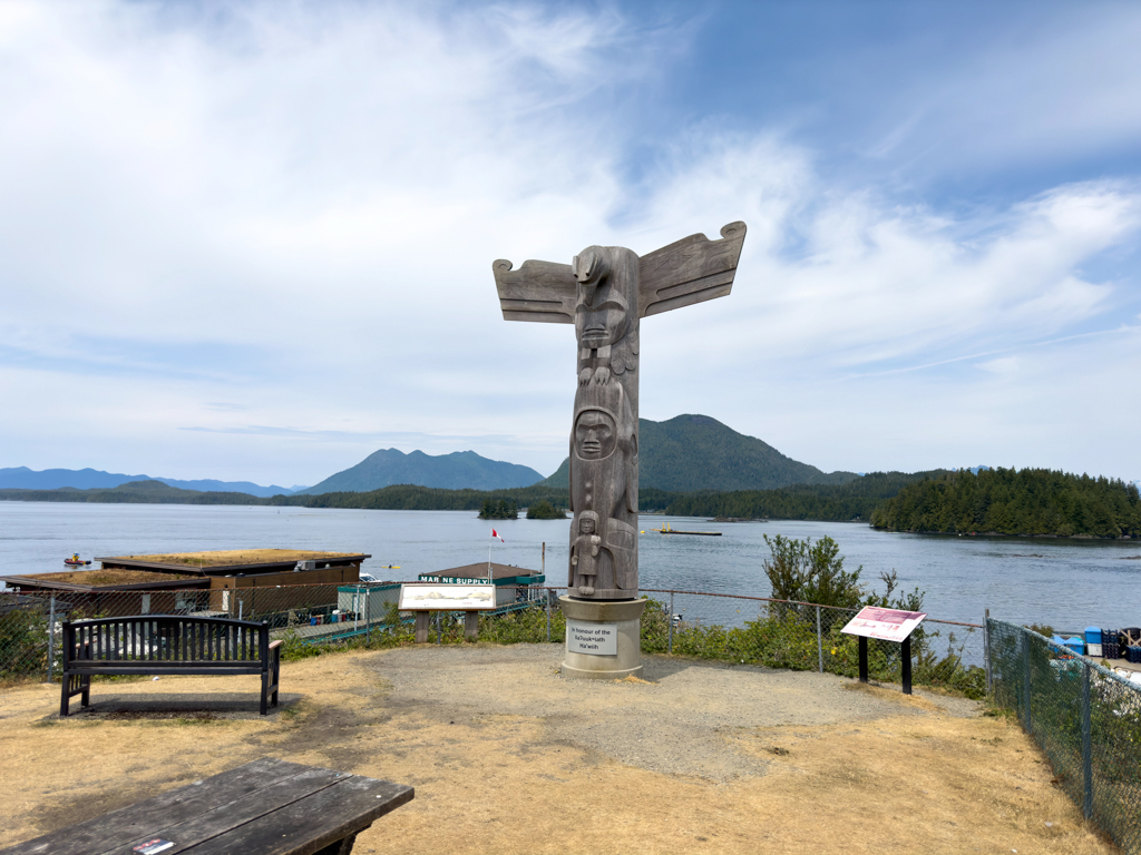 Totem über dem Hafen von Tofino