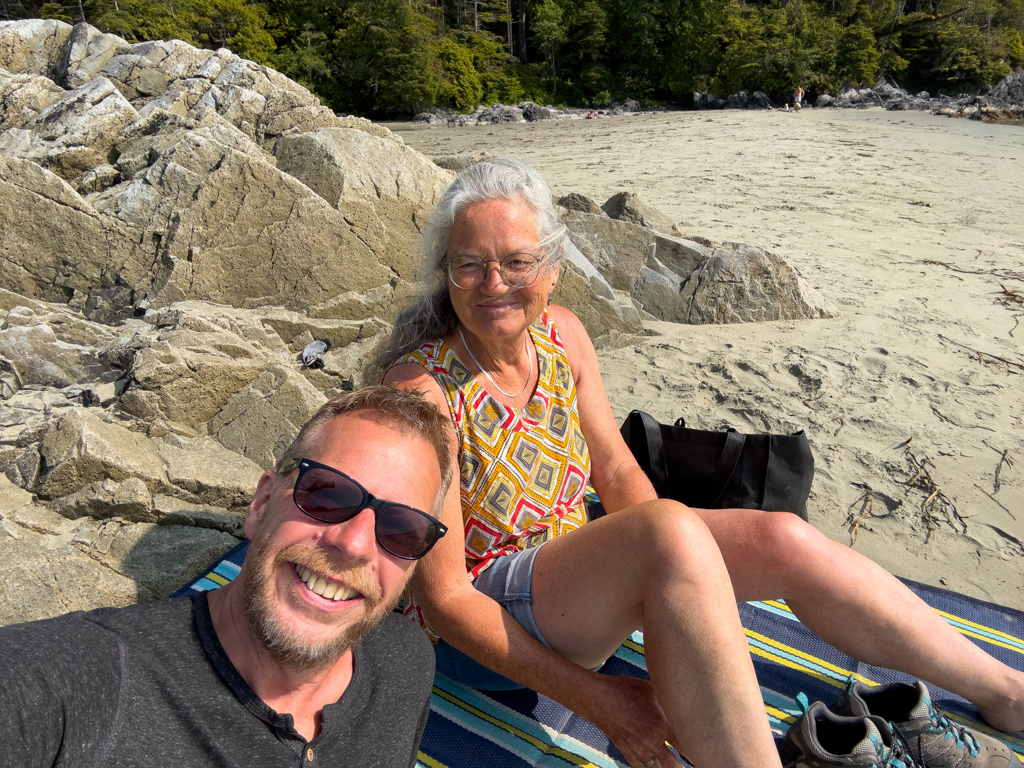 JoMa beim Sonnenbaden in Tofino