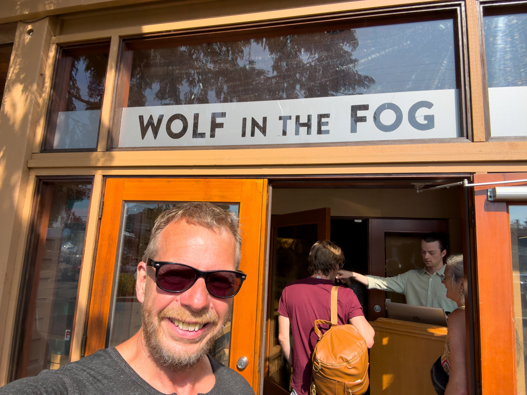 Jo freut sich auf das leckere Essen im von Lisa empfohlenen Restaurant "Wolf in the Fog"