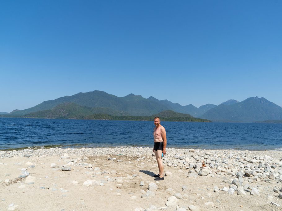 Jo nimmt ein Bad im recht nett temperierten Kennedy Lake