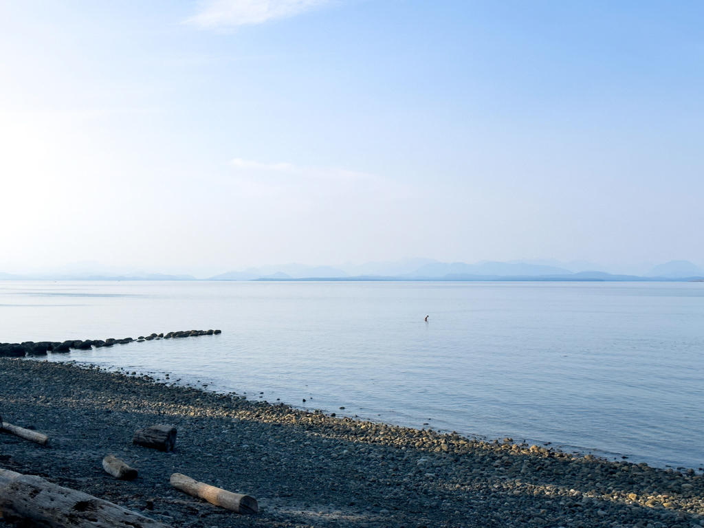 Am Strand der Miracle Beach: Ausblick auf das Festland in Kanada