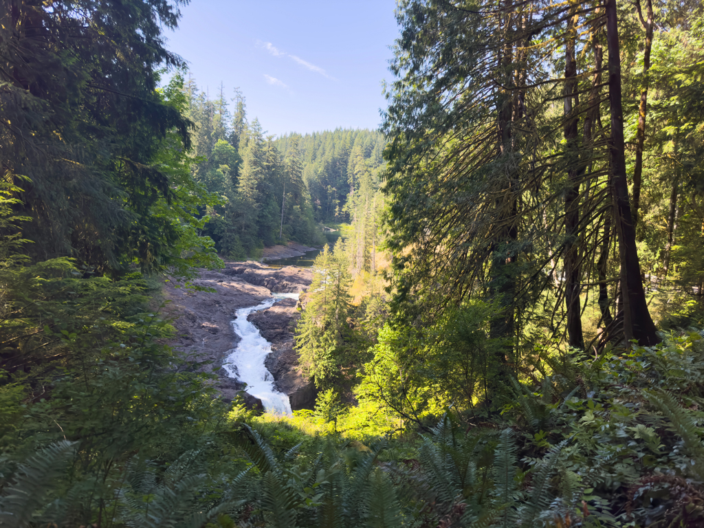 Hier sieht der Elk River noch harmlos aus, aber gleich stürzt er über die Klippe in einen Canyon