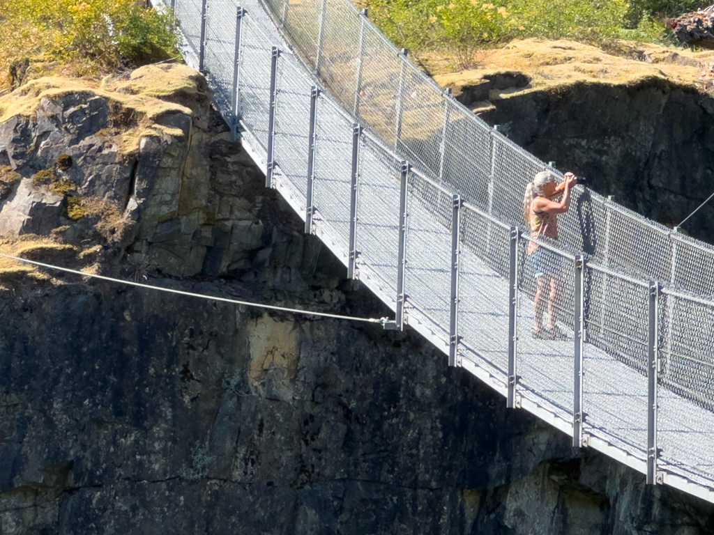 Ma fotografiert auf der Hängebrücke über den Elk River