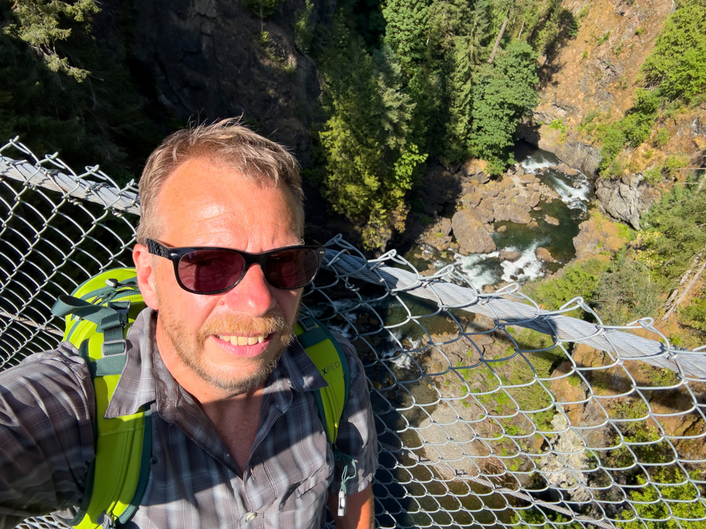 Jo versucht sich mit einem Selfie auf der "Suspension Bridge" bei den Elk River Wasserfällen