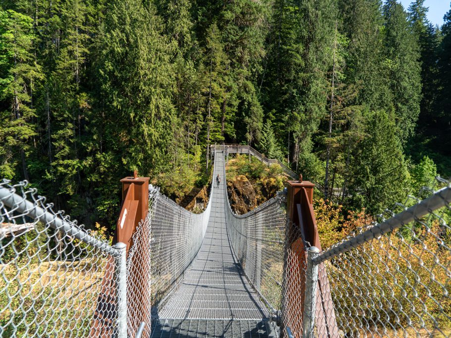 Jo auf der Hängebrücke über den Elk River