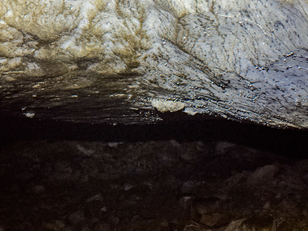 Wassertropfen glitzern an der Decke der Höhlen