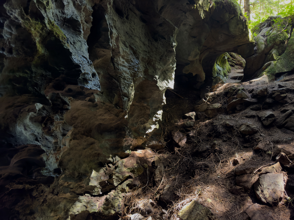 Ausgewaschene Tunnels und Flussbett formen die Upana Höhlen