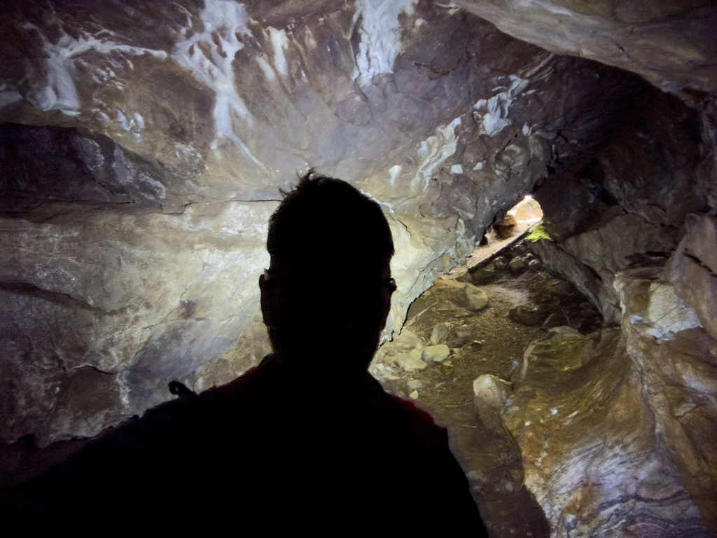 Jo in den Upana Caves