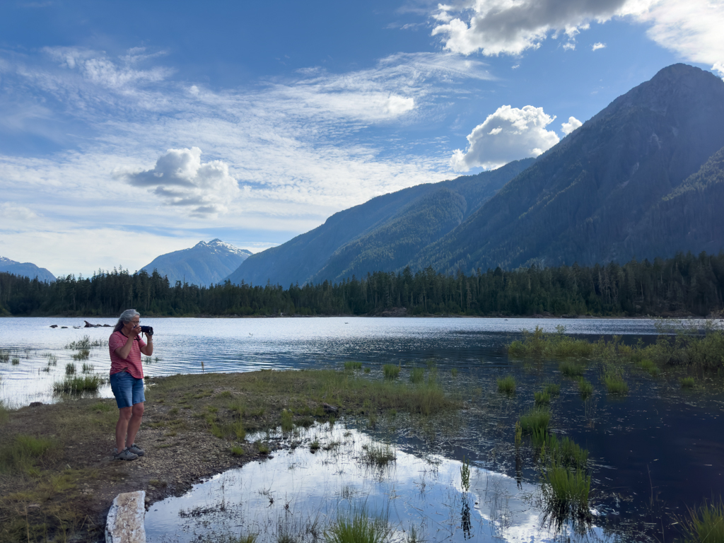 Ma am Fotografieren am Buttler Lake beim Ralph River Campground