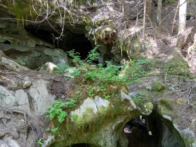 Ausgewaschene Tunnels und Flussbett formen die Upana Höhlen