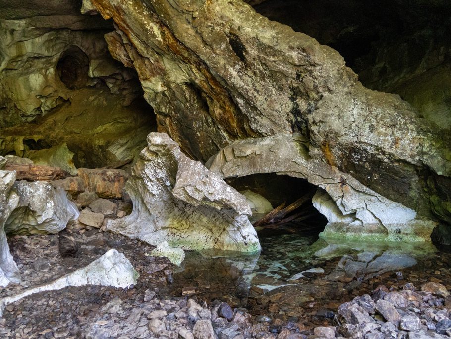 Kleine Seen in den Upana Höhlen, mit kleinen Fischen!