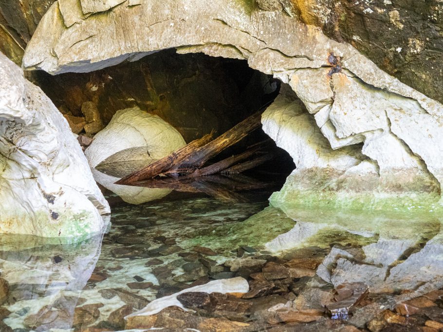 Kleine Seen in den Upana Höhlen, mit kleinen Fischen!