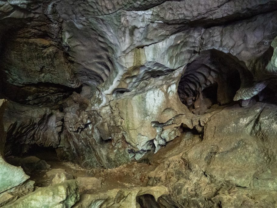 Ausgewaschene Tunnels und ein ausgetrocknetes Flussbett formen die Upana Höhlen