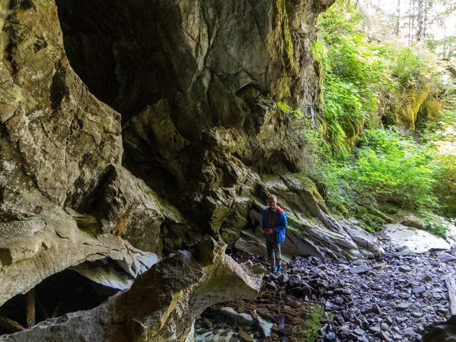 Jo am Eingang der untersten Upana Höhle