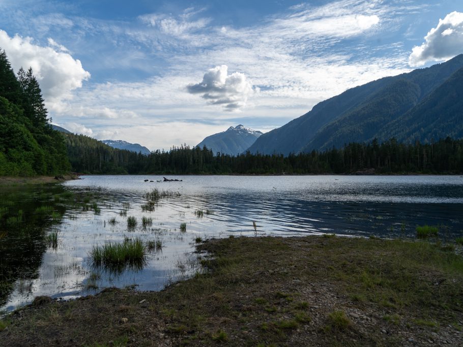 Aussicht auf die hohen Berge mit immer noch etwas Schnee am Buttle Lake