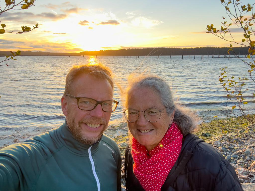 JoMa geniessen den Sonnenuntergang in Port McNeill