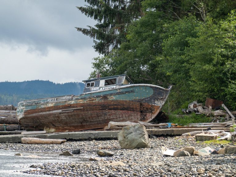 Schiffswracks entlang des Strandes in Alert Bay