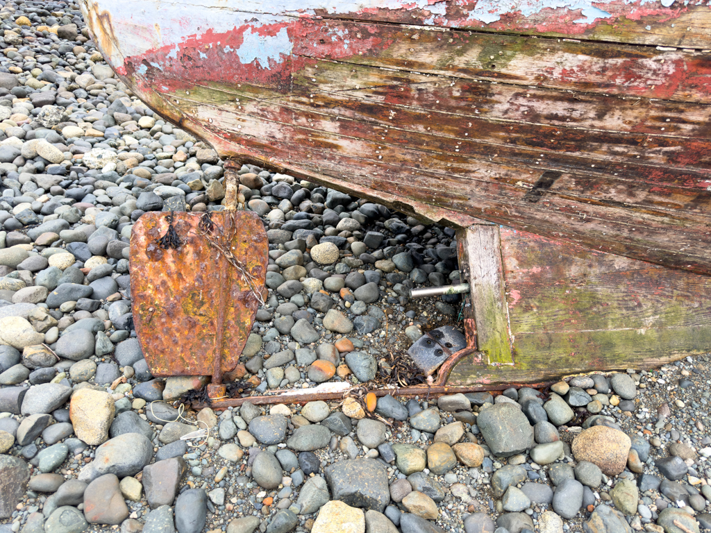 Schiffswracks entlang des Strandes in Alert Bay