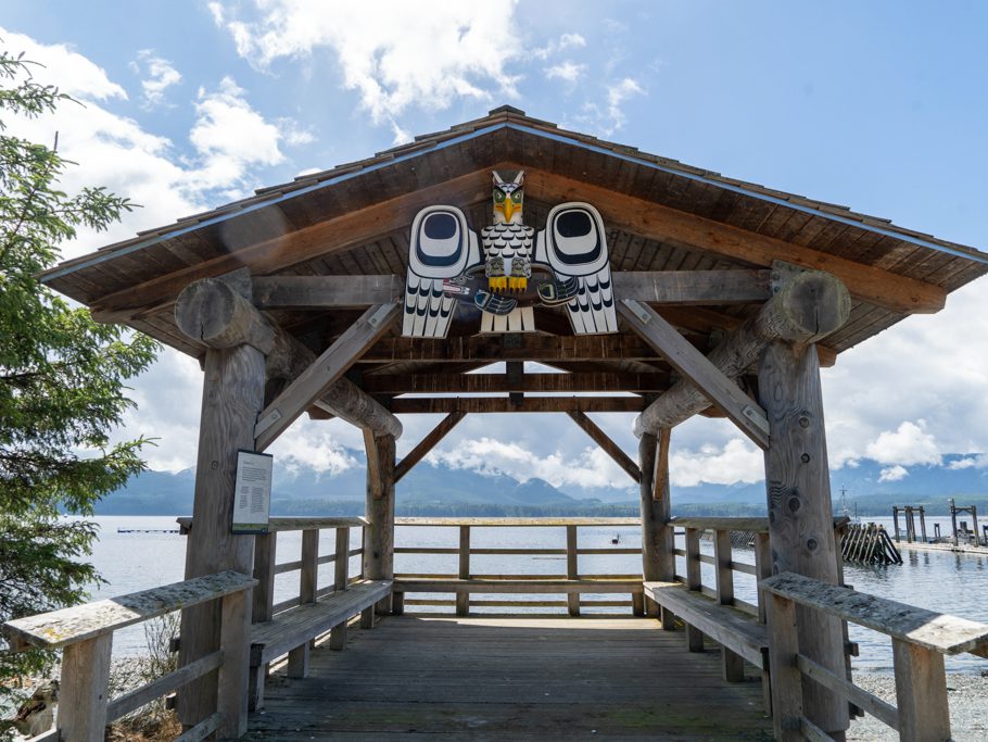 Awakwa am Strand von Alert Bay