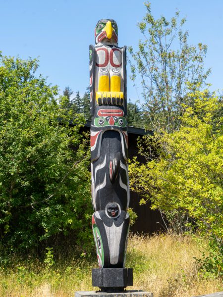 Totem vor dem U’mista Cultural Center