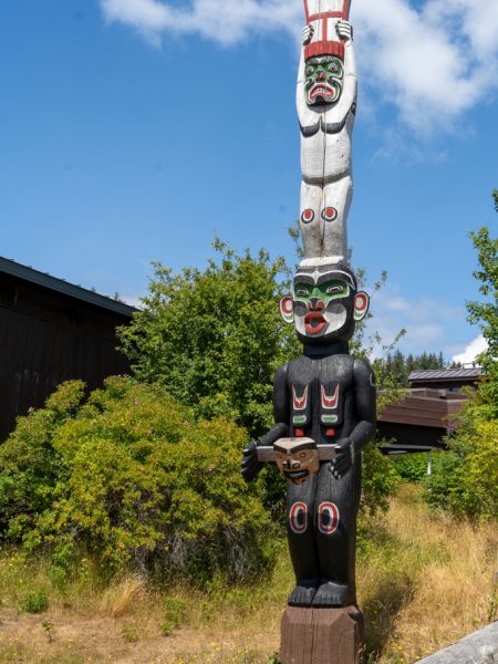 Totem vor dem U’mista Cultural Center