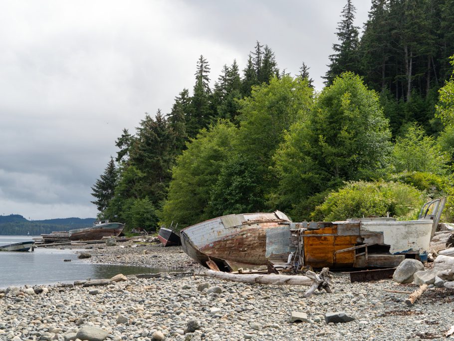 Schiffswracks entlang des Strandes in Alert Bay