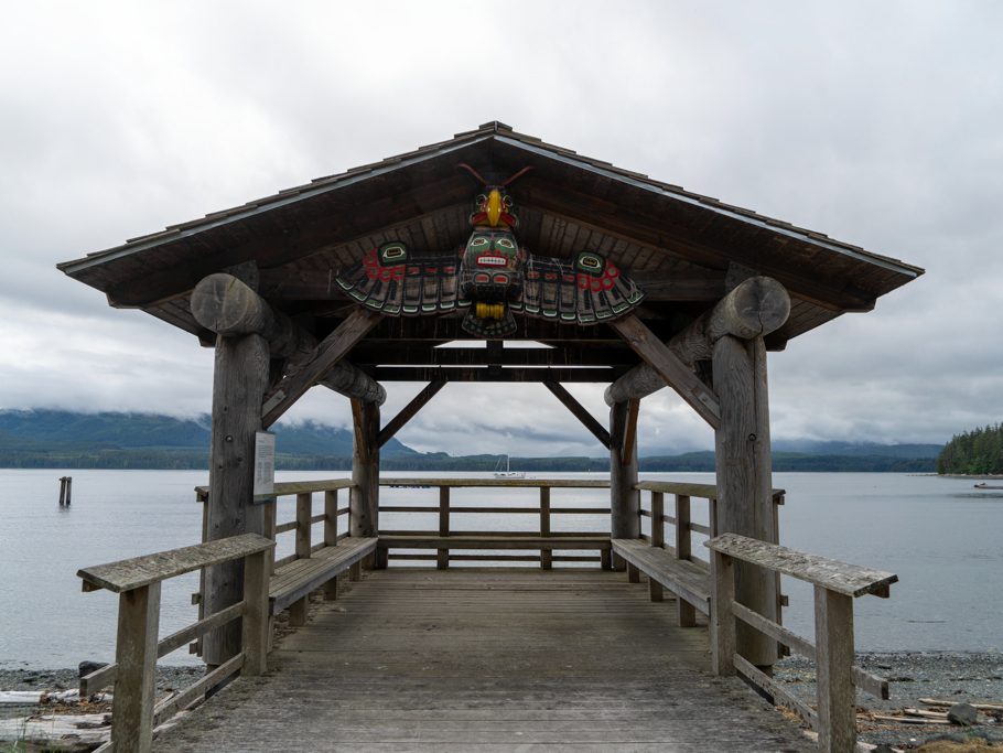 Awakwa am Strand von Alert Bay