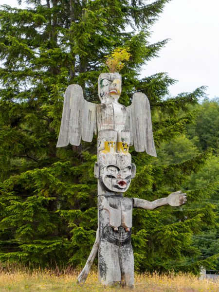 Totem auf dem Friedhof der First Nation People