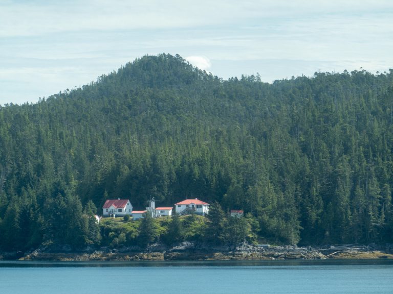 Und immer wieder kleine Siedlungen auf einer bewaldeten Insel