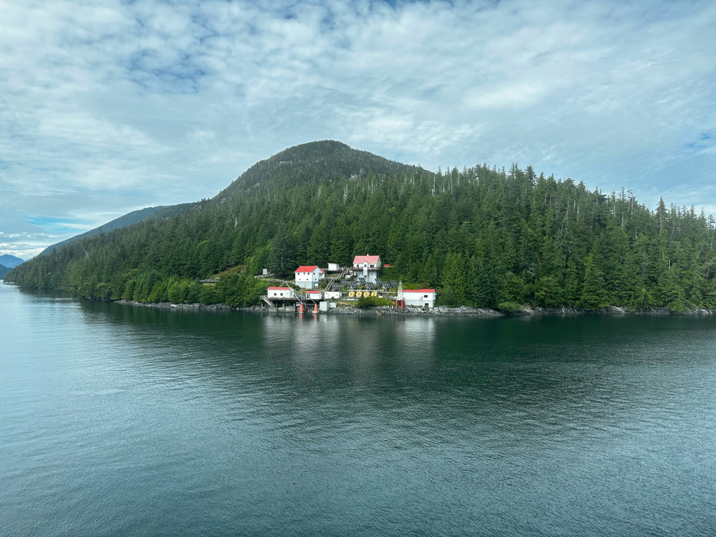 Kleine, autarke Siedlung auf einer kleinen, bewaldeten Insel