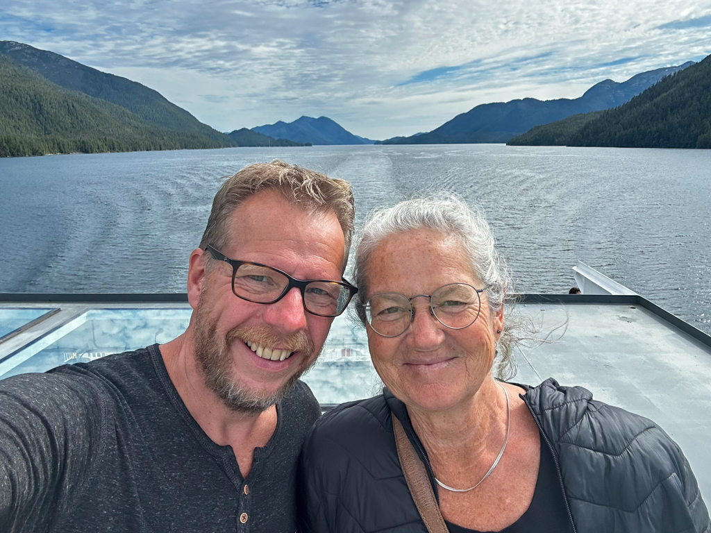 Selfie mit Blick nach hinten in die Inside Passage durch die dem kanadischen Festland vorgelagerten Inseln