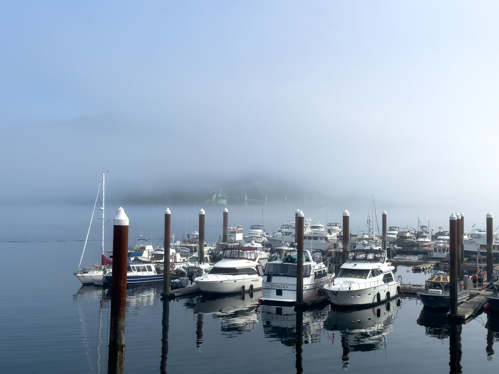 Im Hafen von Prince Rupert, Kanada; der Morgennebel lichtet sich langsam