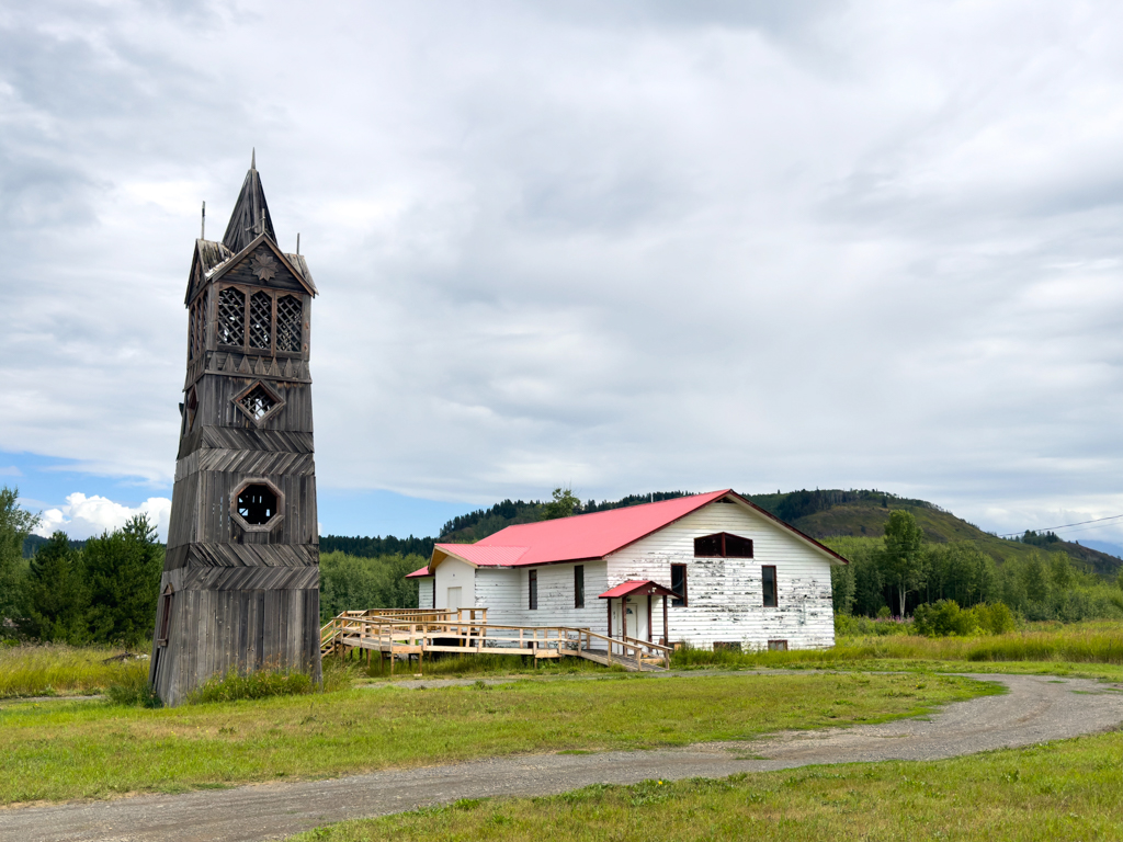 Kitwanga, unterer Dorfteil am Fluss: Katholische Kirche mit hölzernem Kirchturm