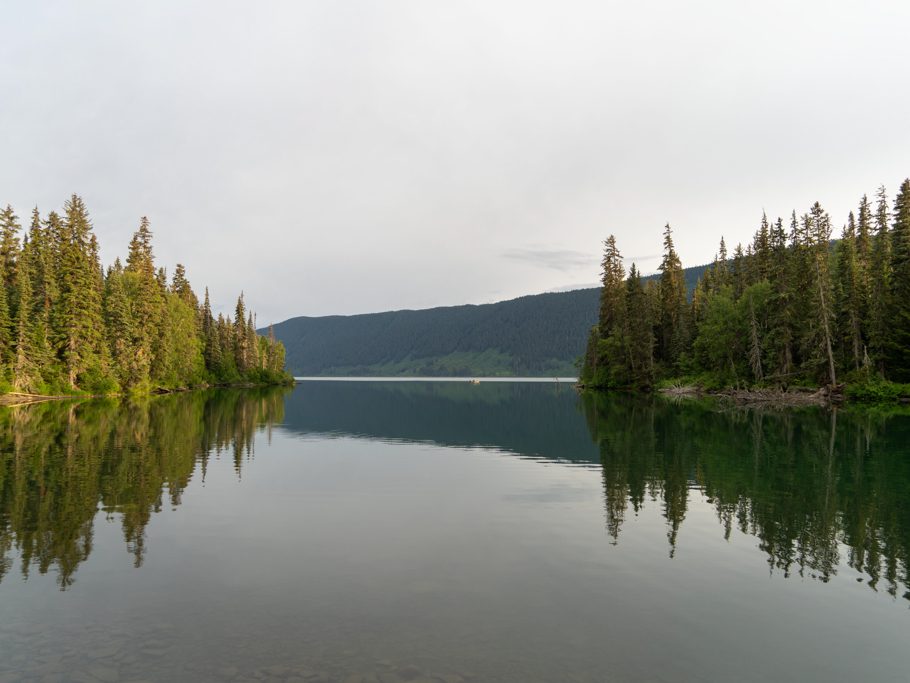 Stillleben: Fischer am Meziadin Lake