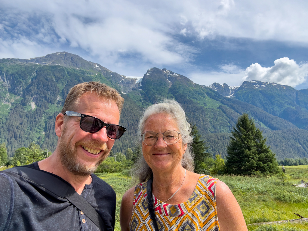 Spaziergang in Stewart mit Panorama auf Berge, Gletscher und Meer