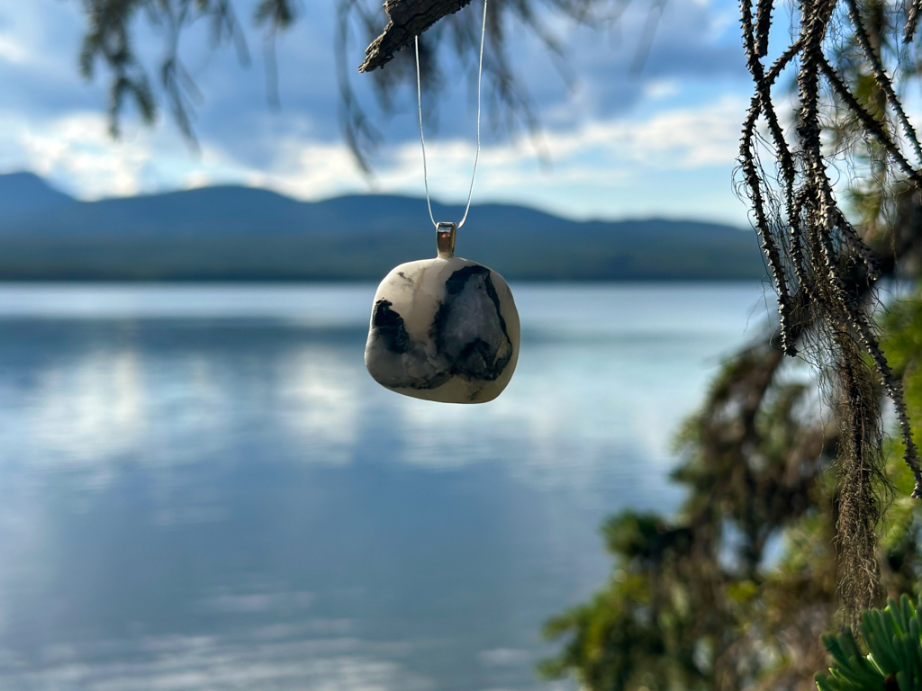 Der schöne, geschenkte Stein von Michael - am Kinaskan Lake inszeniert