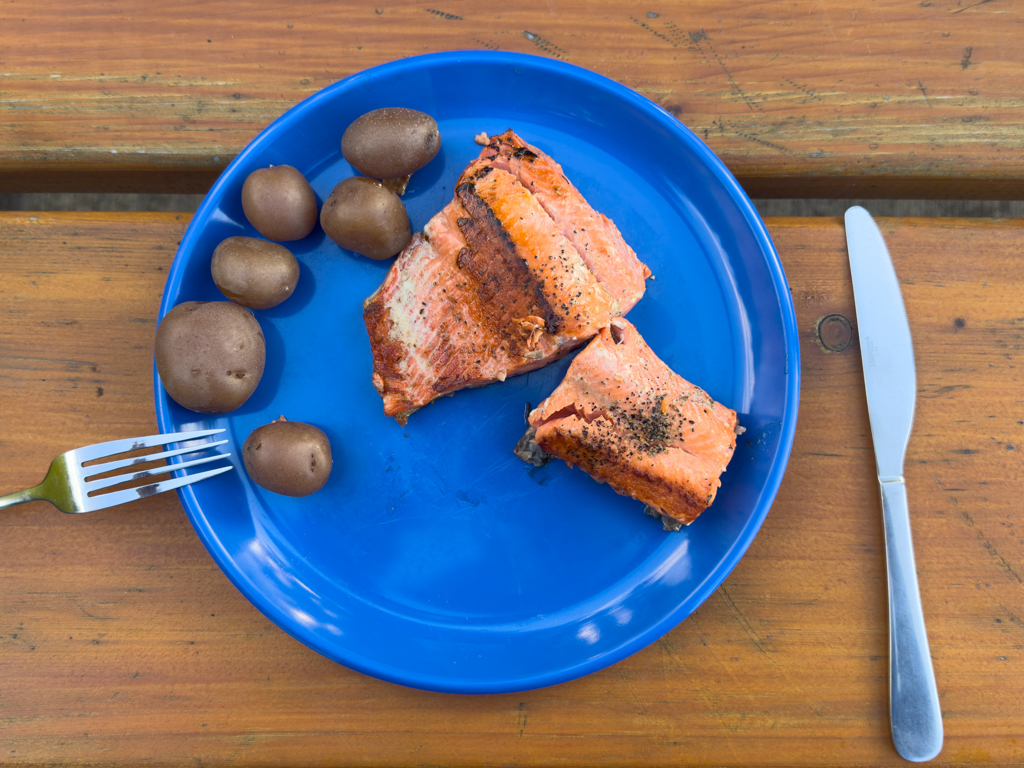 Lecker Sockeye Salmon mit Frühkartöffelchen und Blattsalat - einfach köstlich!