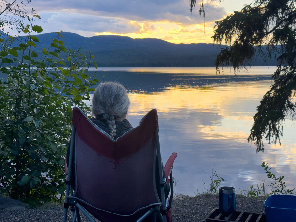 Ma geniesst den Ausblick auf den Sonnenuntergang am Kinaskan Lake