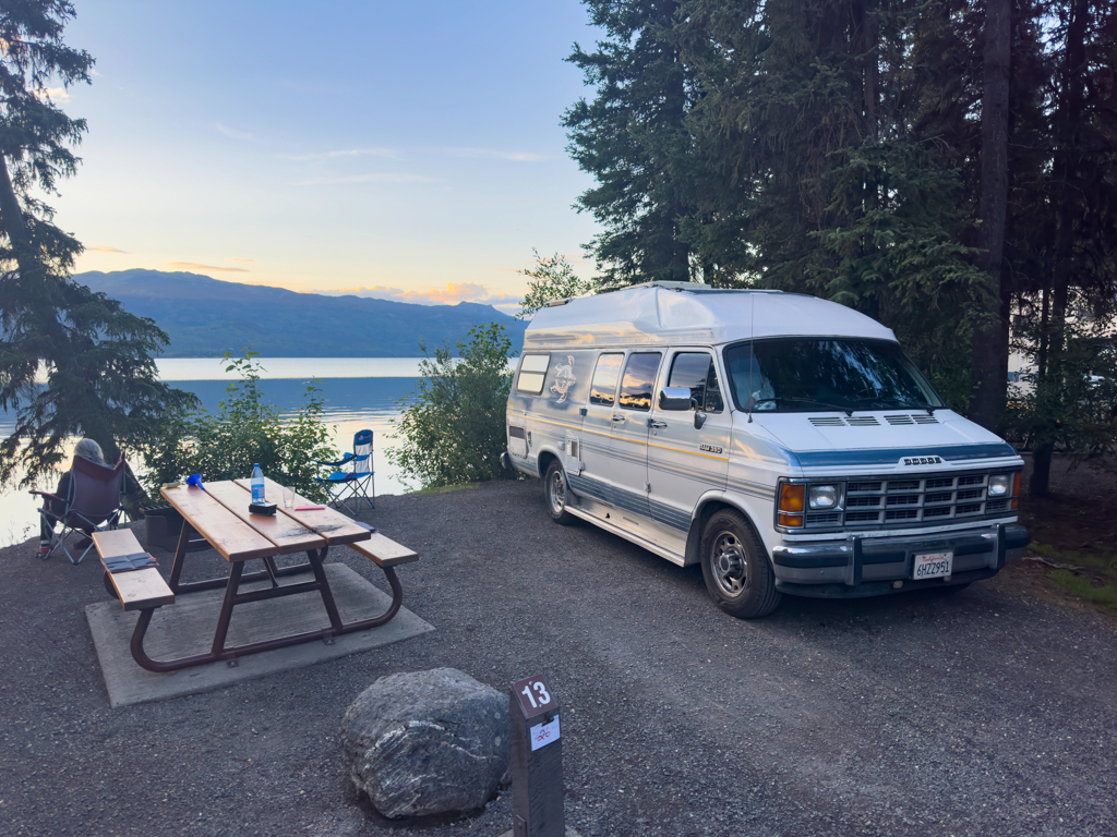 Unsere Campsite direkt am Kanaskan Lake mit Seeanstoss und toller Aussicht