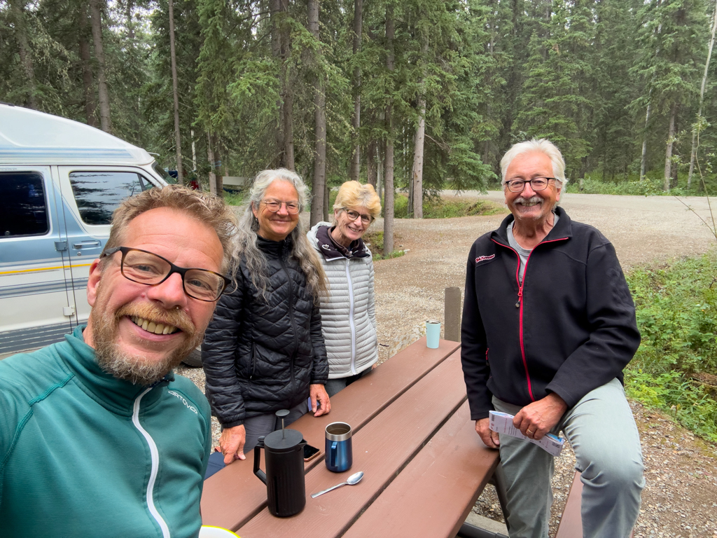 Selfie mit Rolä und Marlies, den Bernern, die wir am selben Abend auf dem Boya Lake Zeltplatz getroffen haben