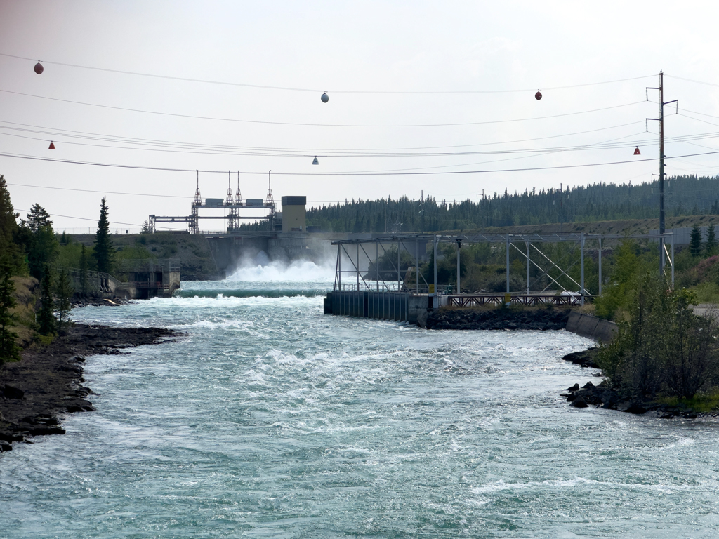 Kraftwerk und Fischtreppe des Yukon River in Whitehorse