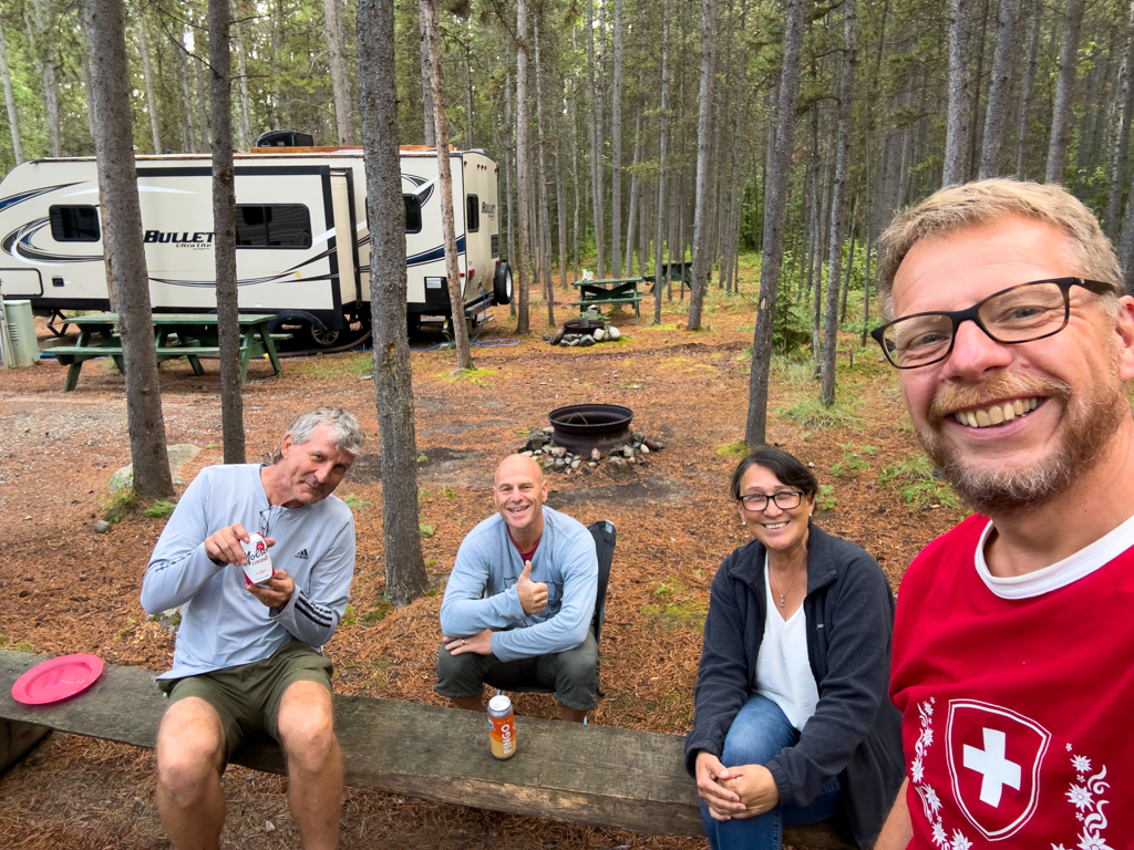 Eine fröhliche Runde bei der 1. August-Party auf dem HI Country Campground in Whitehorse