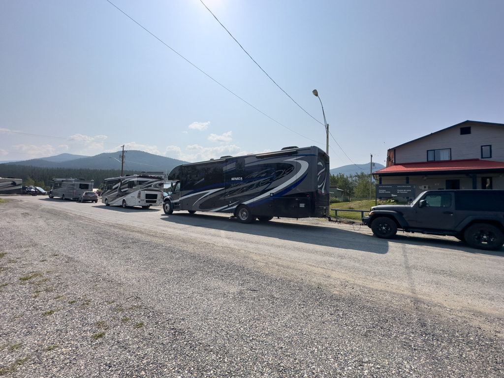 Eine moderne Karawane macht Halt (oder nur einen Schlenker?) in Carcross auf dem Weg nach Skagway, Alaska