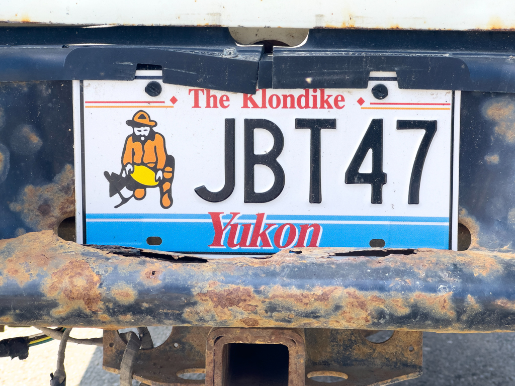 Yukon Autonummernschild - im Winter sind die Autos hier stark dem Streusalz ausgesetzt und rosten entsprechend...
