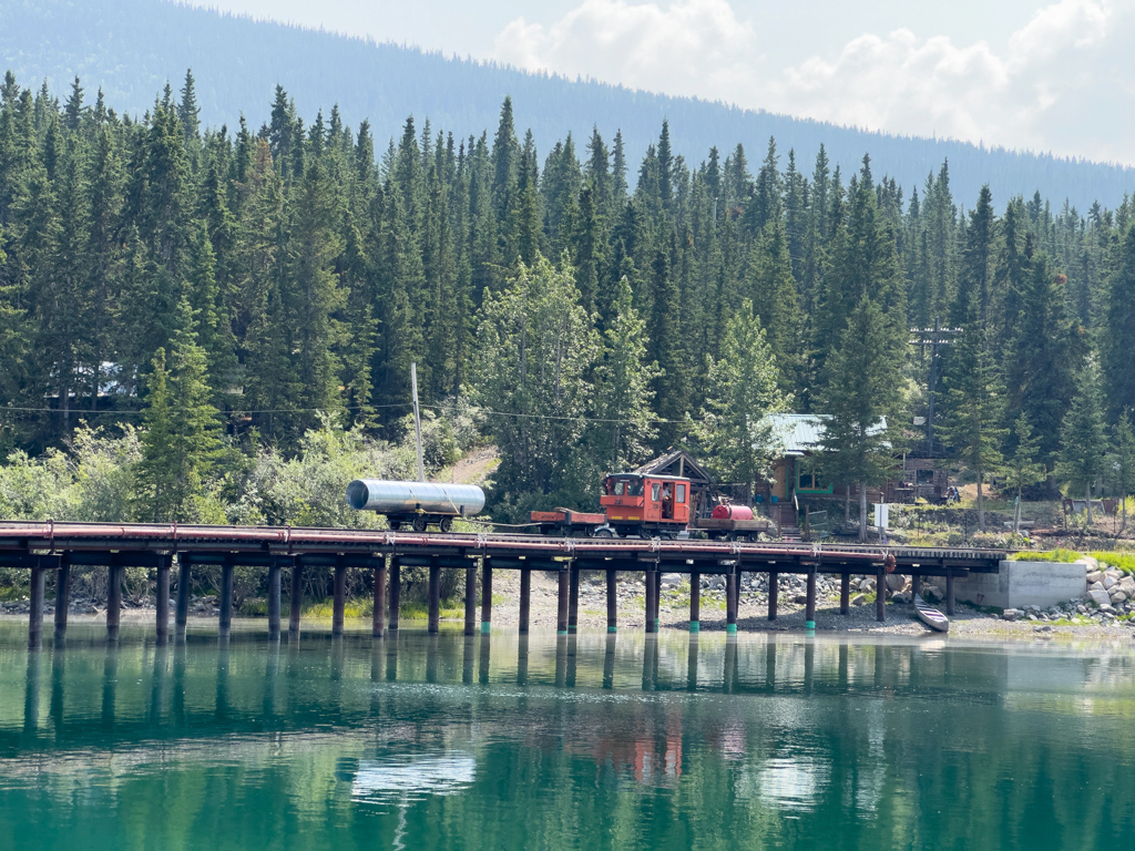 Eisenbahnbrücke über den Nares River bei Carcross: Das Reparatur-Team rückt aus, um den steckengebliebenen Zug wieder zum Laufen zu bringen.